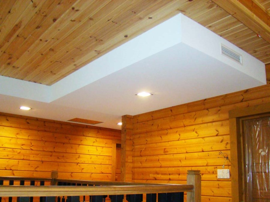 Натяжные потолки в деревянном доме: сочетание традиций и современности