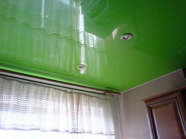 Зеленый натяжной потолок	